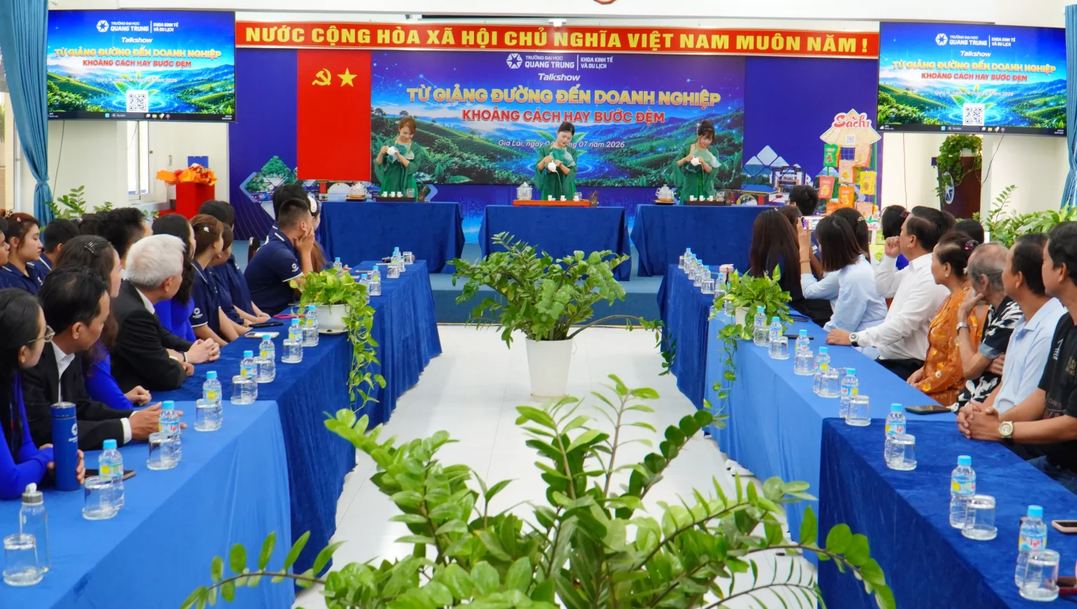 Talkshow “Từ giảng đường đến doanh nghiệp: Khoảng cách hay bước đệm”