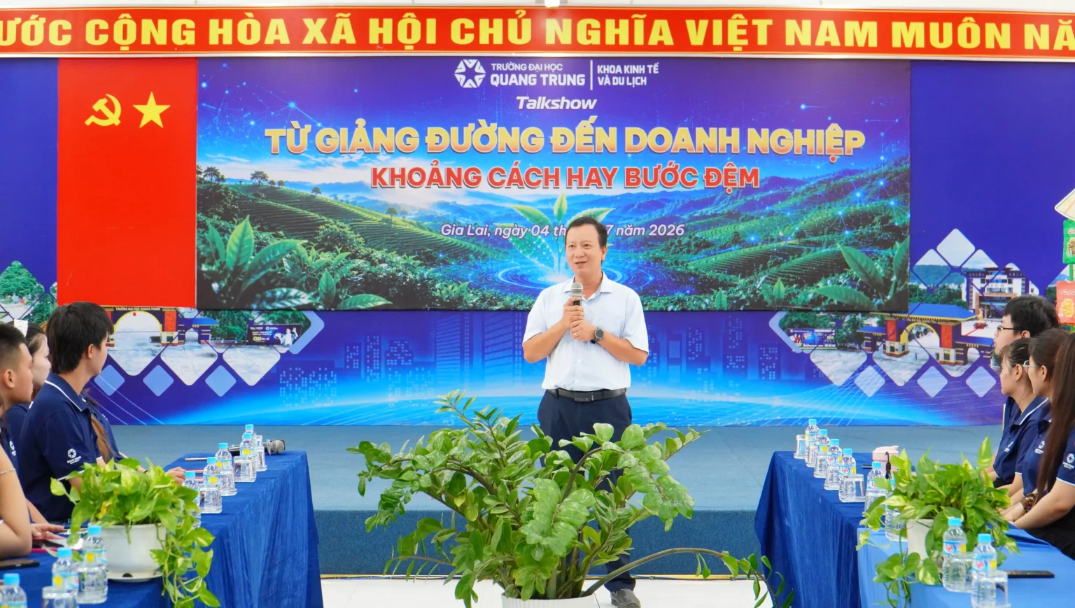 Talkshow “Từ giảng đường đến doanh nghiệp: Khoảng cách hay bước đệm”